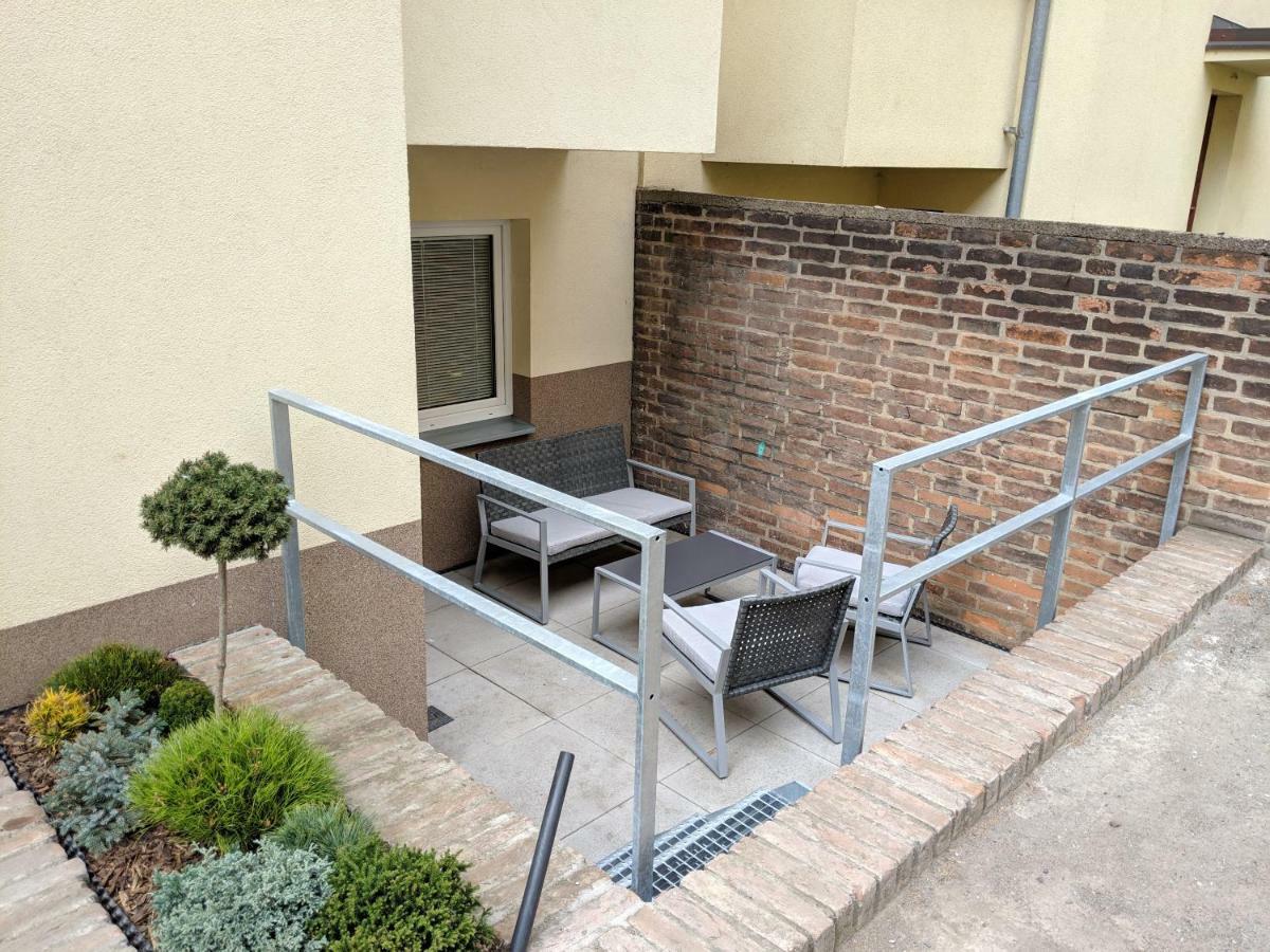Ap 1 - Apartments 4U Brezinova "Overnight Simply" Hradec Králové Kültér fotó
